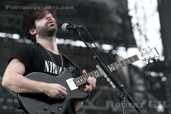 FOALS - 2010-08-27 - SAINT CLOUD - Domaine National - Scene de la Cascade - Yannis Philippakis